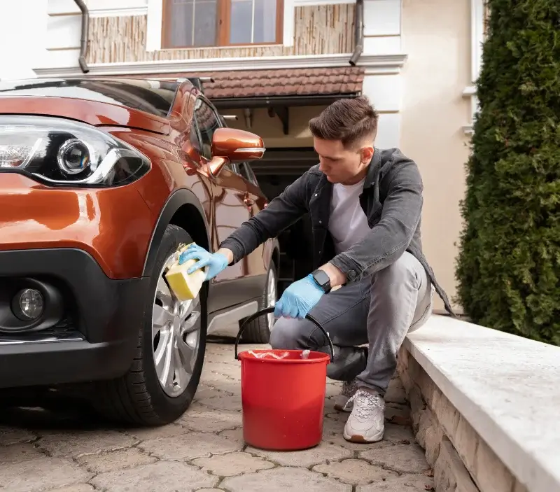 Lavage auto à domicile Cours-de-Pile : professionnel intervenant sur un véhicule